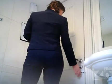 В дамском туалете снимают скрытой камерой